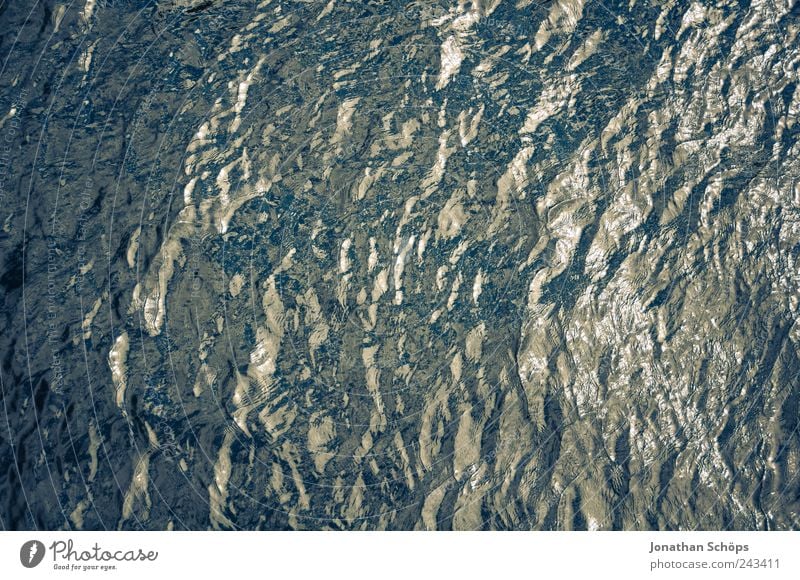 knittrige Oberfläche, drunter kalt Wasser Wellen See Fluss blau nass feucht Reflexion & Spiegelung Oberflächenstruktur Außenaufnahme Vogelperspektive flach