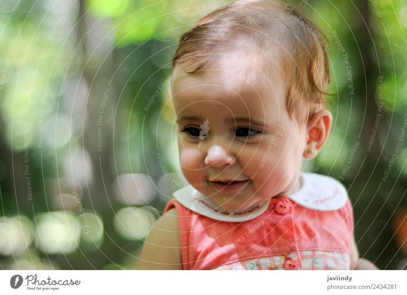 Sechs Monate altes kleines Mädchen im Freien Glück schön Gesicht Kind Mensch Baby Frau Erwachsene Kindheit 1 0-12 Monate Lächeln lachen Fröhlichkeit niedlich
