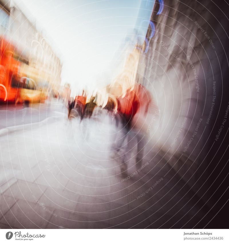 abstrakt verwackelter Fußweg in England Stadt Stadtzentrum Fußgängerzone bevölkert Freude Brighton Menschengruppe laufen anonym rot Europa Stadtleben Bus