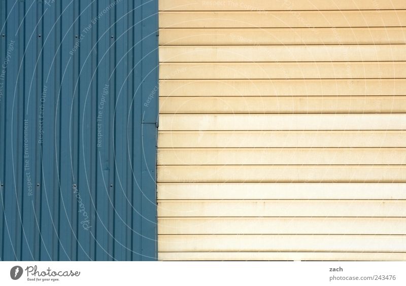geschlossen Haus Hütte Bauwerk Fassade Holz blau weiß Ordnung Symmetrie Lamelle Lamellenjalousie Farbfoto Außenaufnahme Strukturen & Formen Menschenleer