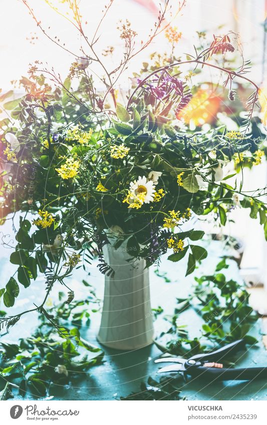 Wildblumenstrauß auf dem Tisch am Fenster Lifestyle Stil Design Sommer Häusliches Leben Wohnung Haus Traumhaus Natur Pflanze Blume Dekoration & Verzierung