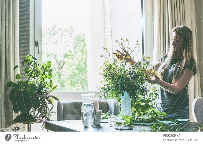 Frau macht Blumenstrauß in Wohnzimmer Lifestyle Stil Design Sommer Häusliches Leben Innenarchitektur Dekoration & Verzierung Mensch Erwachsene Frühling Vase