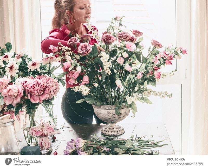 Frau macht festlichen Blumenstrauß mit Vase Lifestyle Reichtum Stil Design Leben Wohnung Dekoration & Verzierung Tisch Wohnzimmer Party Veranstaltung