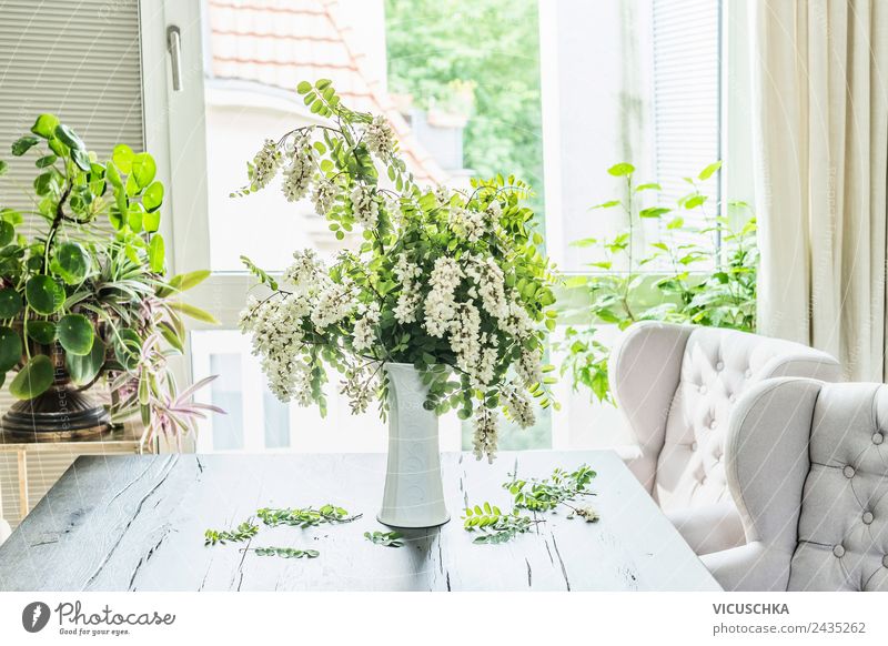 Akazien Blumenstrauß auf dem Tisch in Wohnzimmer Lifestyle Stil Design Sommer Häusliches Leben Wohnung Haus Traumhaus Garten Natur Frühling Pflanze Blatt Blüte