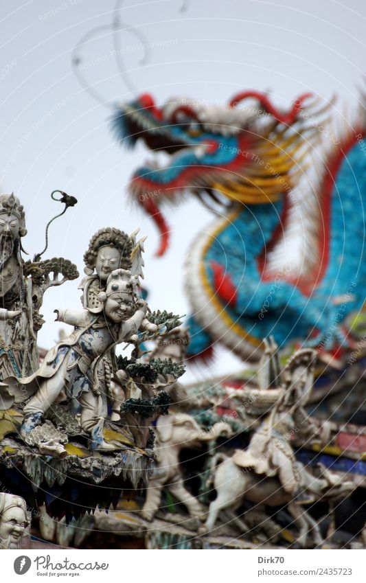 Figuren am Longshan Tempel in Taipeh Ferien & Urlaub & Reisen Tourismus Ferne Städtereise Kunst Skulptur Taiwan Hauptstadt Fassade Sehenswürdigkeit Wahrzeichen