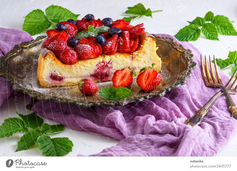 Käsekuchen aus Hüttenkäse und Erdbeeren Frucht Dessert Ernährung Teller Tisch Blatt frisch hell lecker grün rot weiß Farbe Kuchen Beeren Lebensmittel