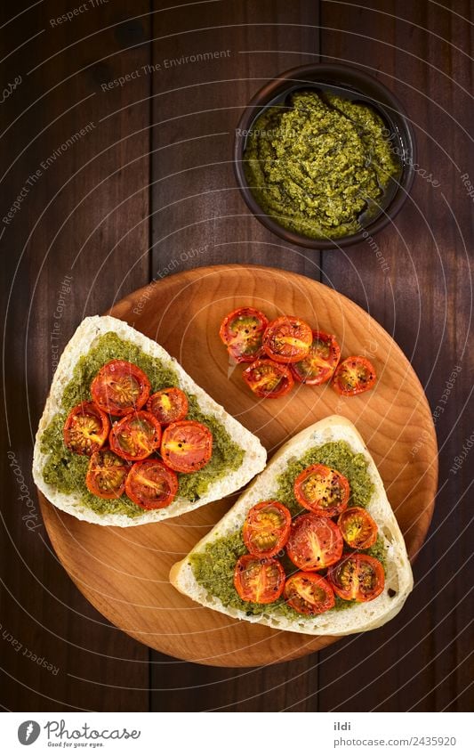 Brötchen mit Pesto und gerösteter Tomate - ein lizenzfreies Stock Foto ...