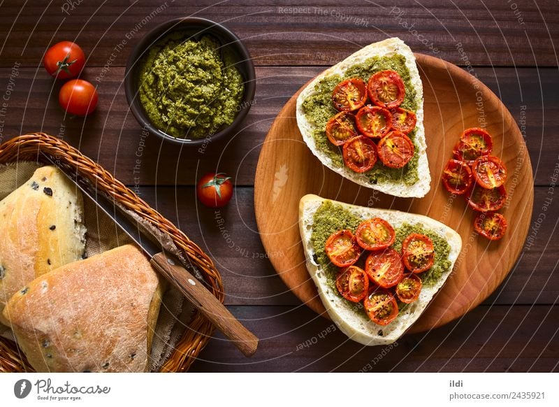 Brötchen mit Pesto und gerösteter Tomate Gemüse Brot Frühstück Vegetarische Ernährung frisch Lebensmittel rollen oliv gebraten Belag Aufstrich Saucen Basilikum