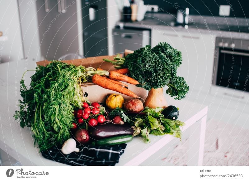 Nahaufnahme von Gemüse in der Küche Ernährung Vegetarische Ernährung Diät Lifestyle Menschengruppe Natur frisch gut hell natürlich grün rot Farbe Lebensmittel