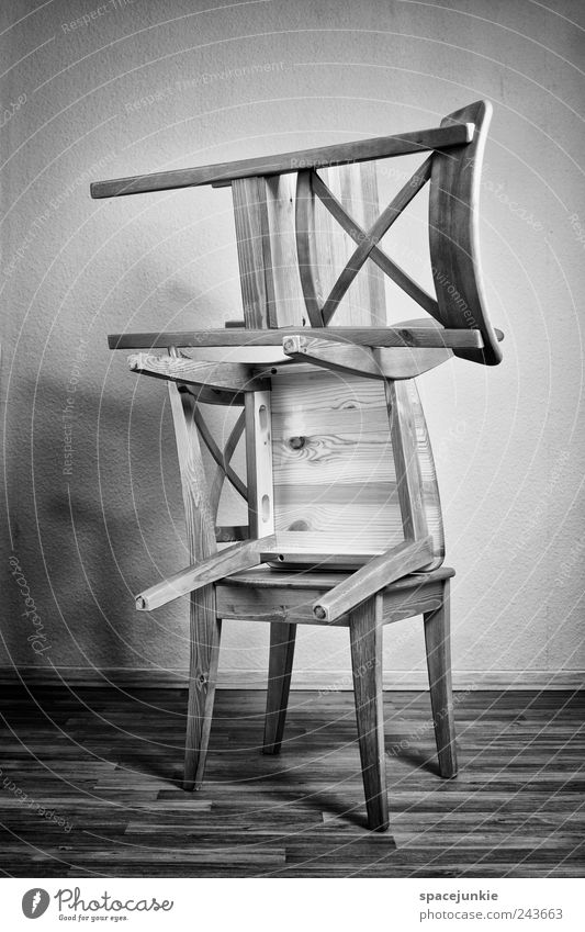 Turm Küche Feierabend eckig schwarz weiß Stuhl stapeln Schwarzweißfoto Wand Laminat Ordnung Innenaufnahme Textfreiraum oben Textfreiraum unten