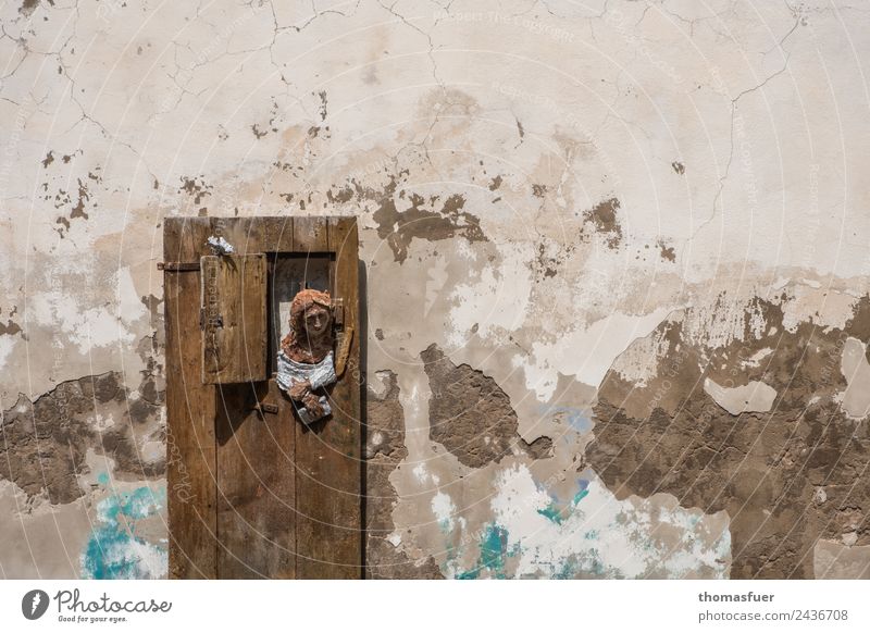morbide Fassade Häusliches Leben Haus Renovieren Mensch feminin Frau Erwachsene 1 Sardinien Italien Kleinstadt Mauer Wand Fenster Bluse Kopftuch beobachten