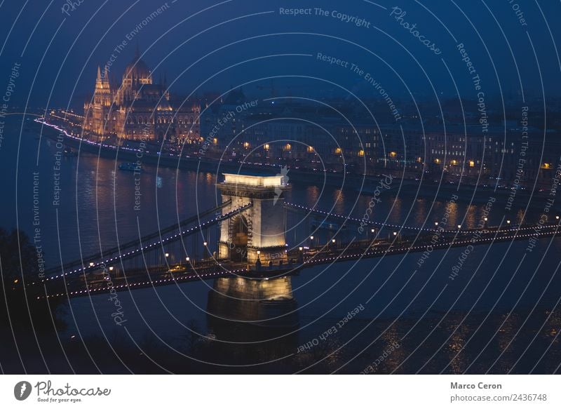 Nachtmalerei der Donau, die durch Budapest fließt. Freude Freizeit & Hobby Ferien & Urlaub & Reisen Tourismus Fluss Stadt Skyline Brücke Gebäude Architektur