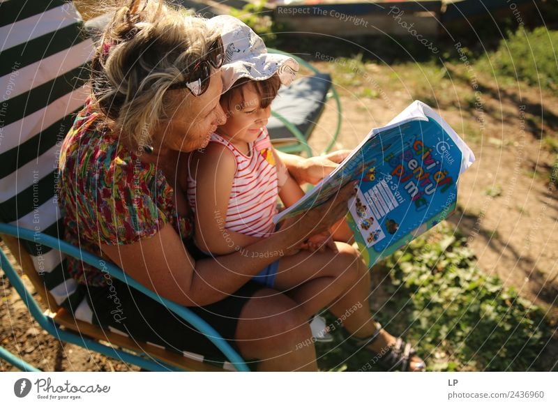 Oma, die einem Kind ein Buch vorliest Lifestyle Freizeit & Hobby Spielen Kinderspiel Kindererziehung Bildung Erwachsenenbildung Kindergarten Schule Schüler
