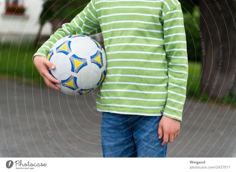 Zauberball Sport Ballsport Fußball Fußballplatz Schulhof Kind Junge Kindheit 1 Mensch 3-8 Jahre Bewegung Spielen toben grün Freizeit & Hobby Weltmeisterschaft