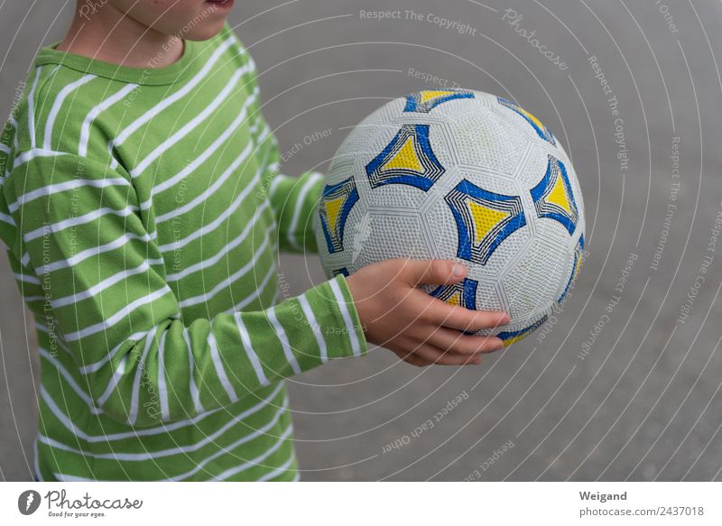 Fußball II Gesundheit Sport Ballsport Kind Schulhof Junge 3-8 Jahre Kindheit berühren Ferien & Urlaub & Reisen Farbfoto Schwache Tiefenschärfe