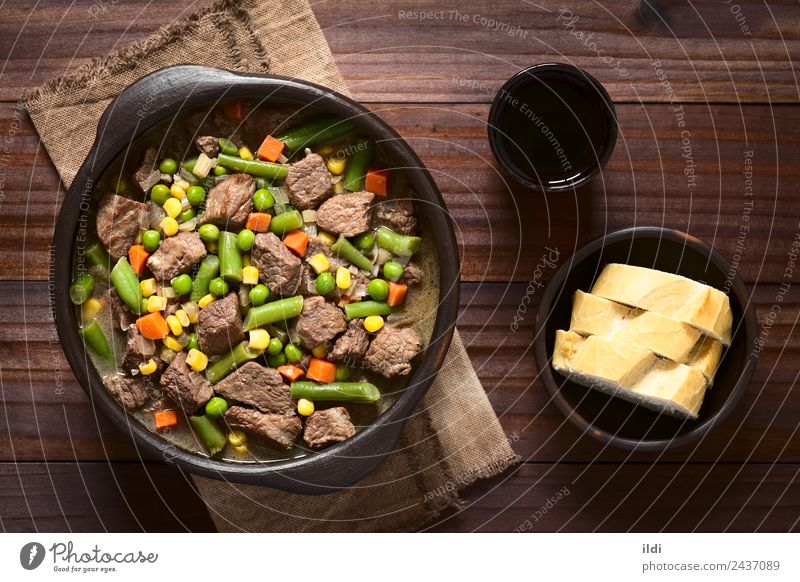 Rindfleisch-Eintopf oder Suppe mit Gemüse Fleisch Mittagessen Abendessen frisch Lebensmittel schmoren Erbsen Möhre Mais Bohnen Spielfigur gebastelt fettarm
