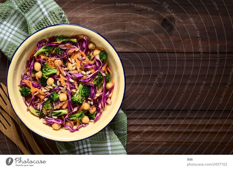 Rotkohl, Kichererbsen, Karotten- und Brokkoli-Salat Gemüse Salatbeilage Vegetarische Ernährung frisch Lebensmittel Kohlgewächse Möhre garbanzo kreuzbefleckt