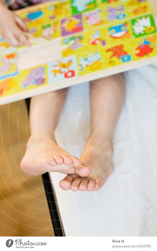 Konzentration Spielen Kleinkind Mädchen Beine Fuß 3-8 Jahre Kind Kindheit Spielzeug berühren lernen hell mehrfarbig gelb Freizeit & Hobby Freude Farbfoto