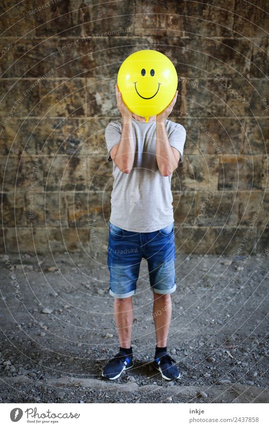 Viertes Bild mit gelbem Smiley Lifestyle Freude Freizeit & Hobby Spielen maskulin Mann Erwachsene Leben Körper 1 Mensch 30-45 Jahre 45-60 Jahre Luftballon