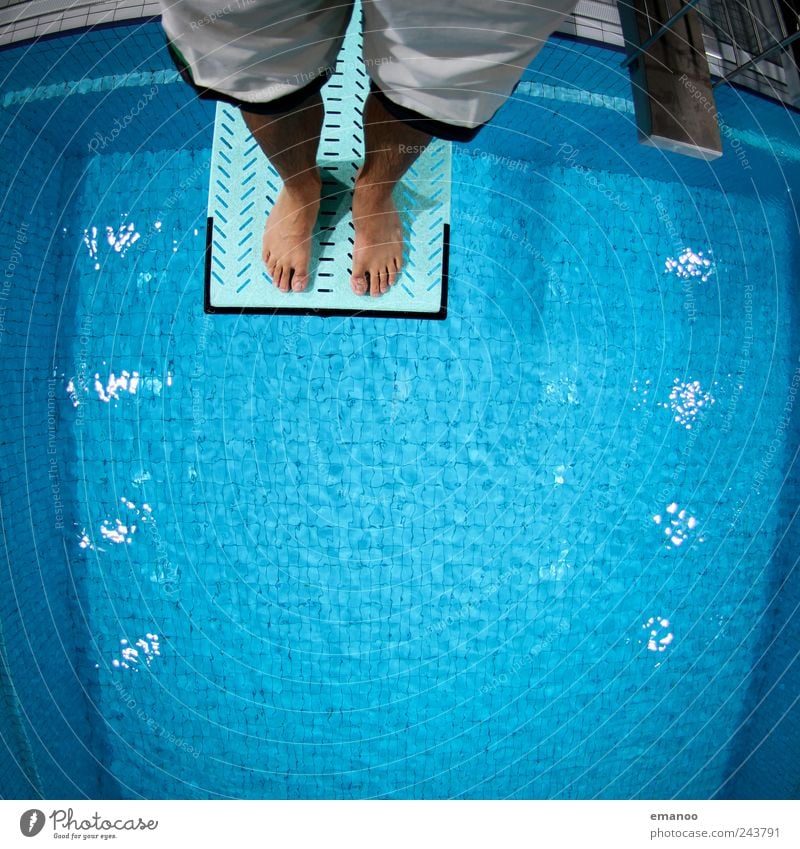 Kurt C. Hose Lifestyle Stil Freude Leben Schwimmen & Baden Sport Wassersport Sportler Schwimmbad Mensch maskulin Mann Erwachsene Beine Fuß 1 fallen fliegen