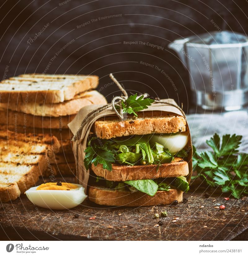 Sandwich von French Toast Gemüse Brot Frühstück Mittagessen Abendessen Vegetarische Ernährung Fastfood Essen frisch lecker braun grün Belegtes Brot Zuprosten