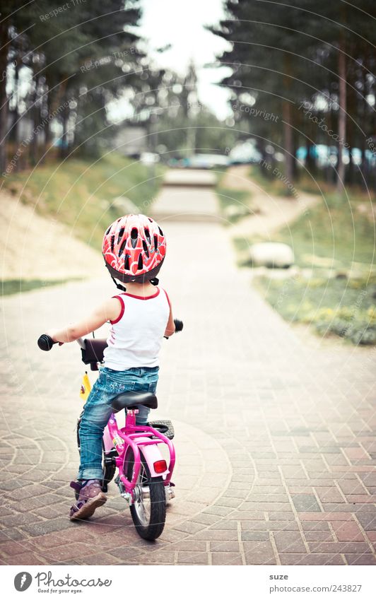 Mini-Bike Freizeit & Hobby Fahrrad Kind Mensch Kleinkind Mädchen Kindheit 1 3-8 Jahre Baum Verkehrswege Fahrradfahren Wege & Pfade Fußweg Helm stehen warten