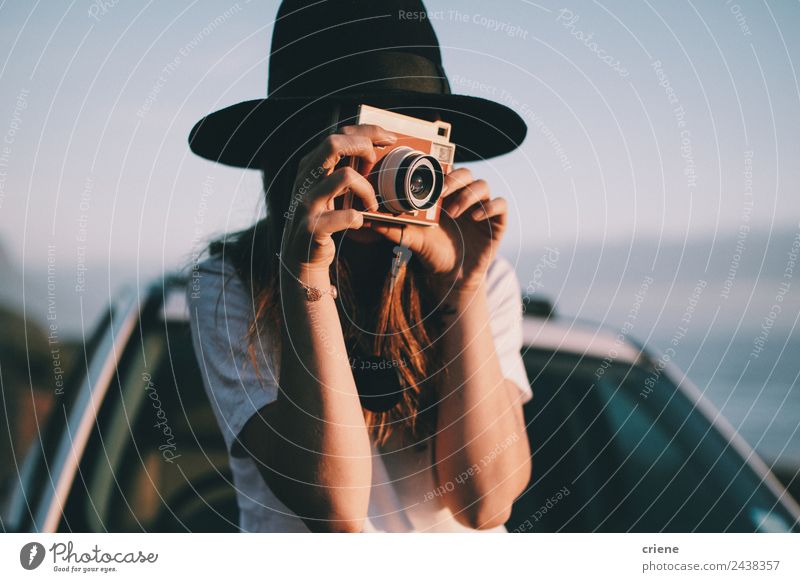 junge Frau beim Fotografieren mit Retro-Kamera auf Roadtrip Lifestyle Freude schön Freizeit & Hobby Ferien & Urlaub & Reisen Ausflug Sommer Fotokamera Mensch
