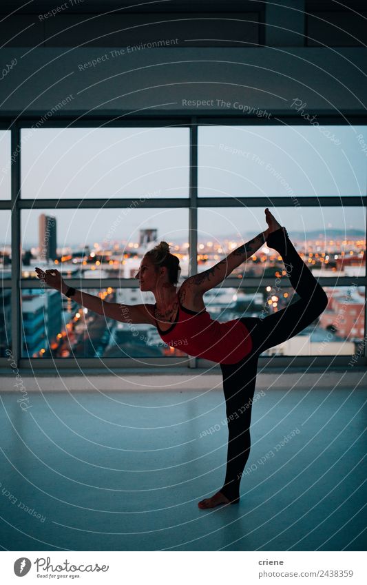 junger Erwachsener entspannt sich durch Yoga zu Hause Lifestyle Freude schön Körper Wellness Erholung Sport Mensch Frau Skyline Fitness Menschen Tun Gesundheit