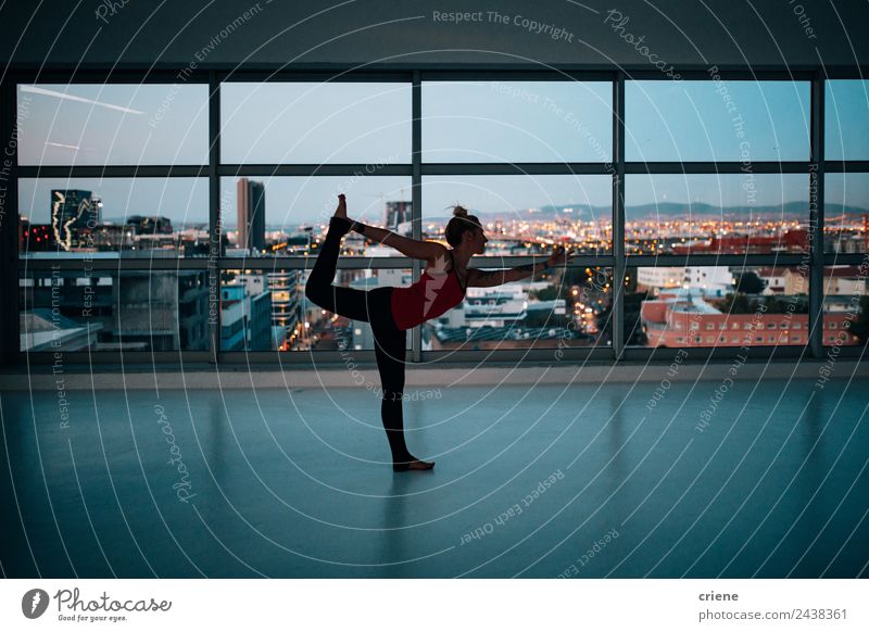 kaukasische Frau, die an einer Yoga-Übung übt. Lifestyle Freude schön Körper Wellness Erholung Sport Mensch Erwachsene Skyline Fitness Menschen jung Tun