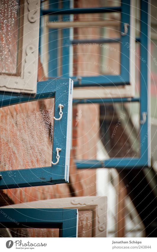 Rahmengeschichten Hafenstadt Haus Bauwerk Gebäude Fassade Fenster Häusliches Leben blau rot weiß Fensterrahmen Glasscheibe Haken Wand offen lüften nass