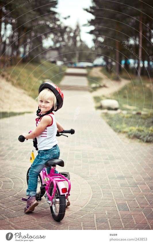 Schulterblick Fahrradfahren Kind Mensch Kleinkind Mädchen Kindheit 1 3-8 Jahre Baum Verkehrswege Wege & Pfade Helm blond stehen warten klein niedlich Ziel