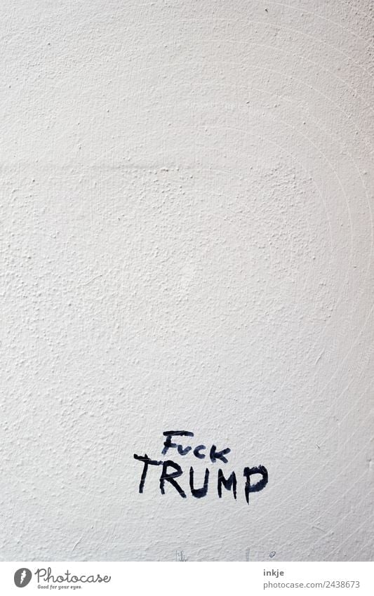 auch keine Lösung Menschenleer Mauer Wand Fassade Schriftzeichen Graffiti Fuck Trump Präsident Amerika Verachtung Wut Feindseligkeit Frustration Verbitterung