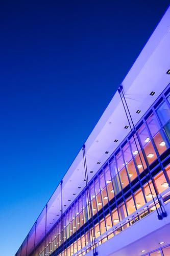 Dresden bei Nacht | UT Dresden Himmel Nachthimmel Menschenleer Gebäude Architektur Glasfassade Bürogebäude Fassade modern blau violett Nachtstimmung diagonal