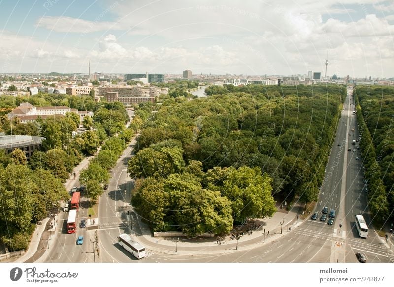 Ausblick auf Berlins Verkehrsstraße Hauptstadt Tourismus Sightseeing Stadtzentrum Skyline bevölkert Haus Hochhaus Sehenswürdigkeit Stadtwald Straßenkreuzung