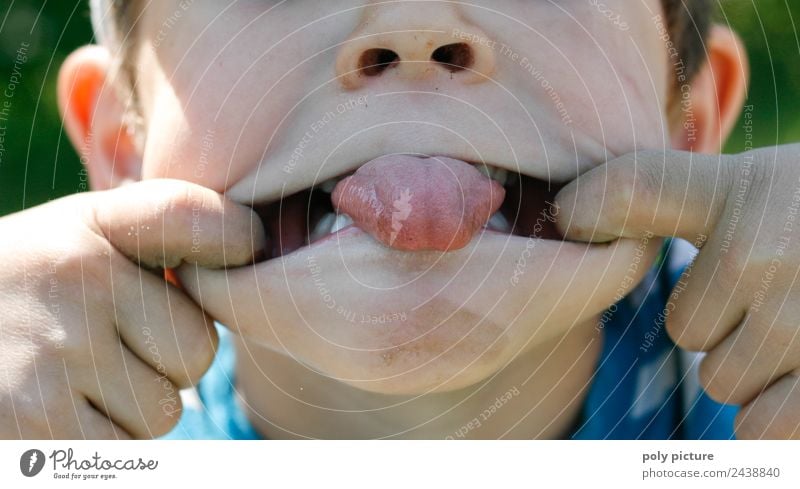 [MD101] - Kleiner Junge streckt die Zunge raus! Lifestyle Freude Glück Leben Abenteuer Feste & Feiern Jahrmarkt Kindererziehung Bildung Kindergarten Geschwister