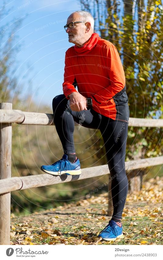 Durchgehender Läufer in roter Sportbekleidung stehend Lifestyle Freude Sportler Joggen Ruhestand Mensch maskulin Mann Erwachsene Männlicher Senior 1
