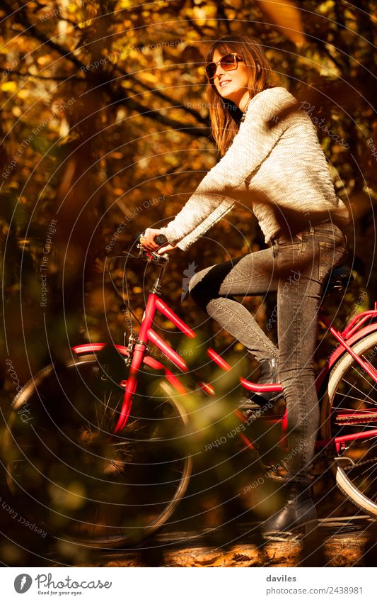 Eine Frau mit einem Fahrrad mitten im Wald. Lifestyle Leben Ferien & Urlaub & Reisen Ausflug Abenteuer Sport Mensch Junge Frau Jugendliche Erwachsene 1