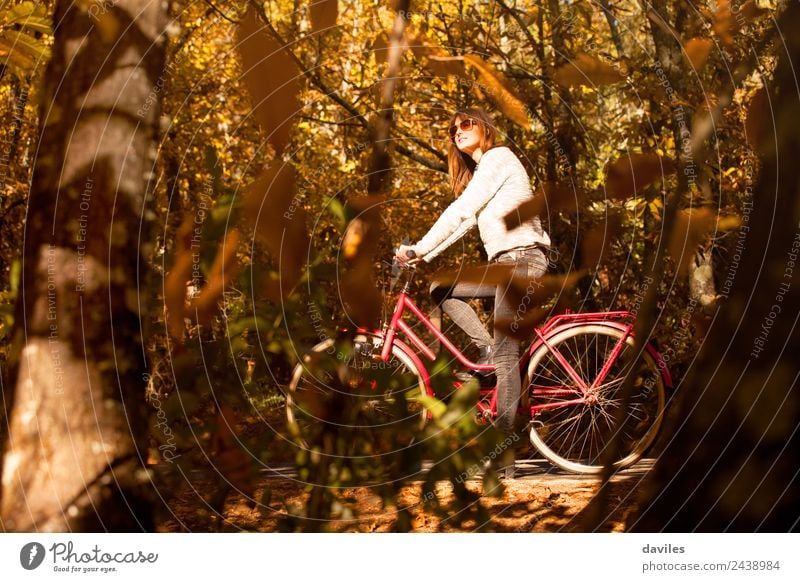 Eine Frau mit einem Fahrrad mitten im Wald. Lifestyle Glück Ferien & Urlaub & Reisen Ausflug Garten Sport Mensch Erwachsene 1 18-30 Jahre Jugendliche Umwelt