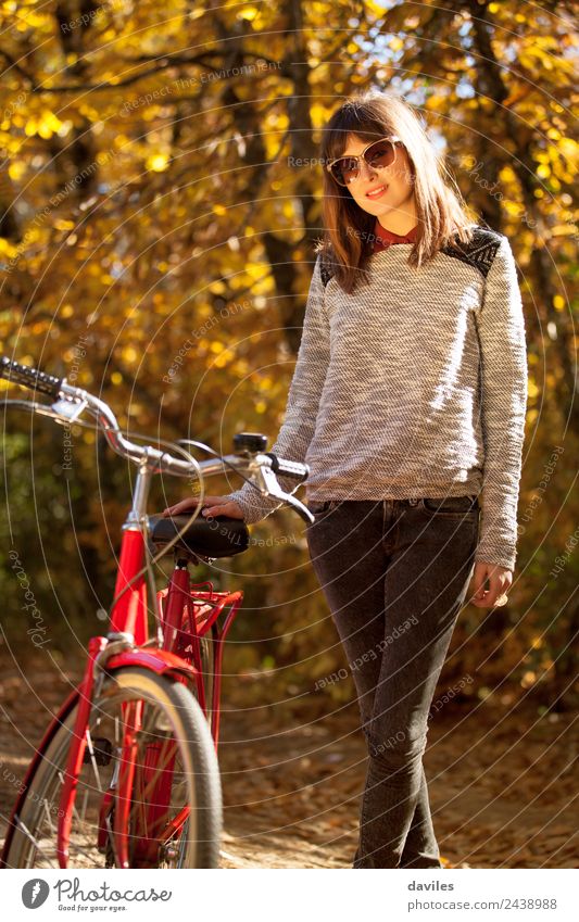 Junges Mädchen, das in der Nähe ihres Fahrrads posiert. Lifestyle Freizeit & Hobby Ferien & Urlaub & Reisen Ausflug Garten Mensch feminin Junge Frau Jugendliche