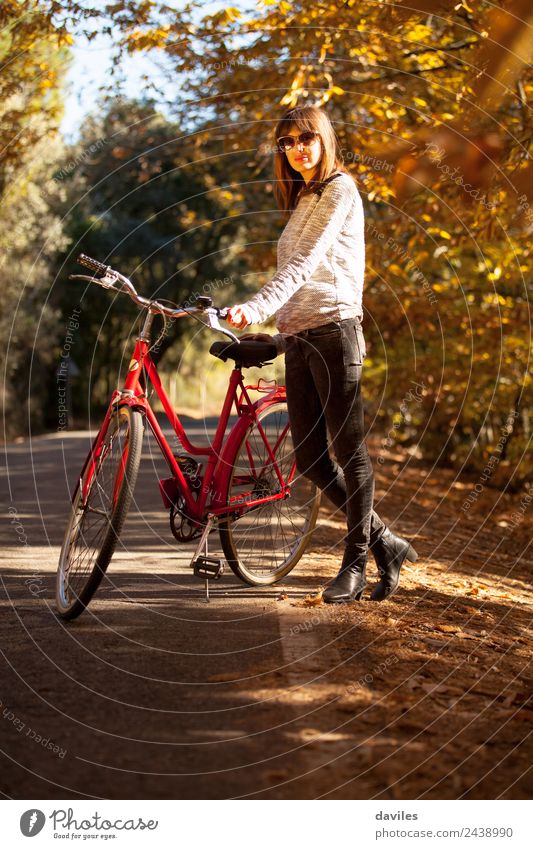 Niedliche Frau, die mit einem klassischen Fahrrad posiert. Lifestyle elegant Stil Freizeit & Hobby Ferien & Urlaub & Reisen Ausflug Garten Mensch feminin