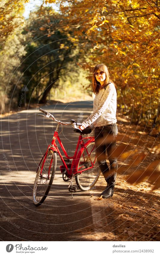 Frau, die mit einem klassischen Vintage-Bike auf einer Landstraße posiert. Lifestyle Ferien & Urlaub & Reisen Ausflug Sport Mensch Junge Frau Jugendliche