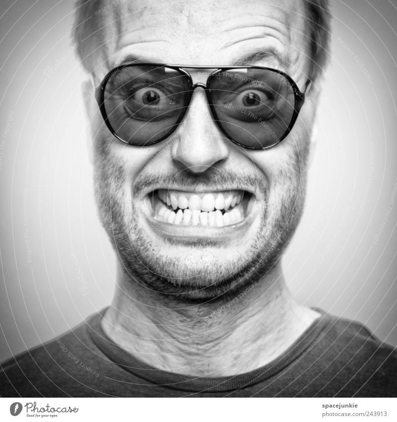 Kokain Mensch maskulin Mann Erwachsene Gesicht Zähne Bart 1 30-45 Jahre bedrohlich gruselig verrückt Drogensucht Wut Ärger gereizt Gewalt Brille Sonnenbrille