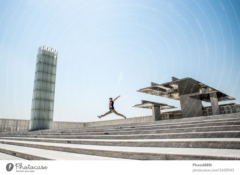 The Jump for Joy Lifestyle feminin Junge Frau Jugendliche Erwachsene Leben 1 Mensch 30-45 Jahre Architektur Doha Katar Arabien "Glasturm modernes Gebäude"