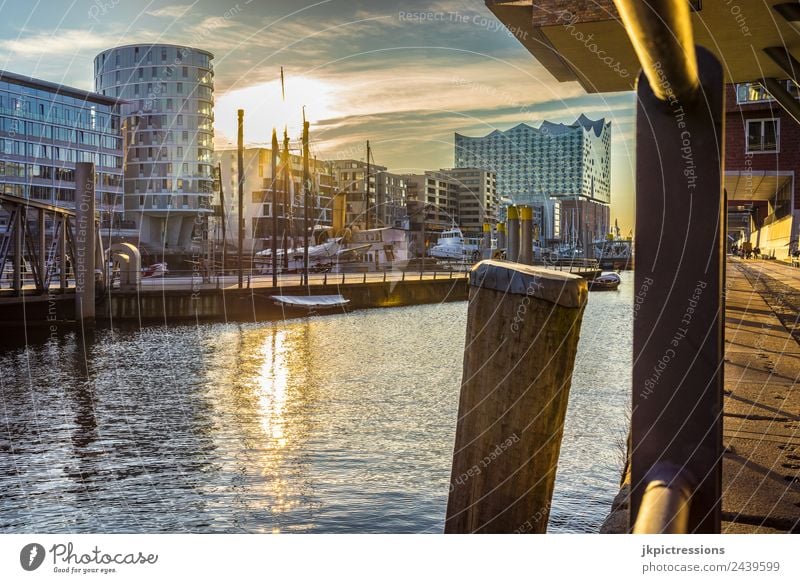 Hamburg Hafencity Sonnenuntergang Dämmerung Abend Licht Romantik Deutschland Wasser Blauer Himmel Haus Kanal schön ruhig besinnlich Sehenswürdigkeit Architektur