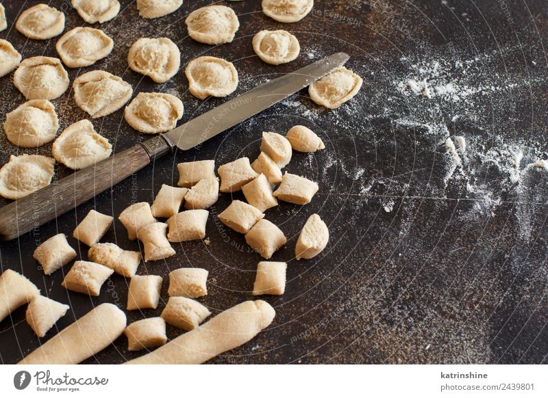 Herstellung von Vollkornnudeln aus Weizenmehl Orecchiette Teigwaren Backwaren Vegetarische Ernährung Diät Küche Holz machen frisch lecker Tradition Apulien Mehl