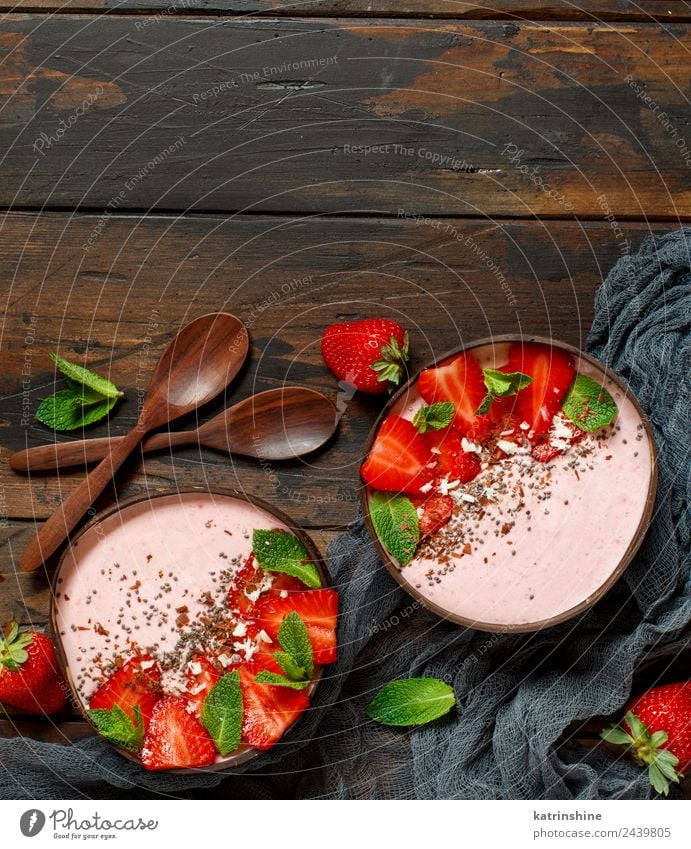 Erdbeer-Smoothie-Schalen Joghurt Frucht Dessert Ernährung Frühstück Vegetarische Ernährung Diät Schalen & Schüsseln Löffel Sommer frisch grau grün rosa rot weiß