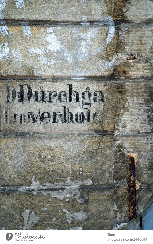 Durchgang verboten l UT Dresden Menschenleer Mauer Wand Schriftzeichen alt kaputt Senior Verbote Warnhinweis Hinweis Farbfoto Außenaufnahme Textfreiraum oben