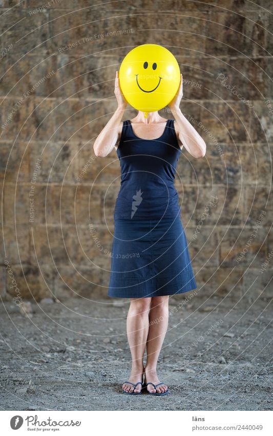 Smile… Frau mit Luftballon Gesicht Mensch feminin Erwachsene Leben 1 festhalten lachen Freundlichkeit Fröhlichkeit Freude Glück Zufriedenheit Akzeptanz