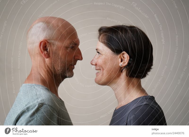 Mann und Frau stehen sich gegenüber Erwachsene Freundschaft Paar Partner Leben Gesicht 2 Mensch 30-45 Jahre 45-60 Jahre Lächeln lachen Blick authentisch