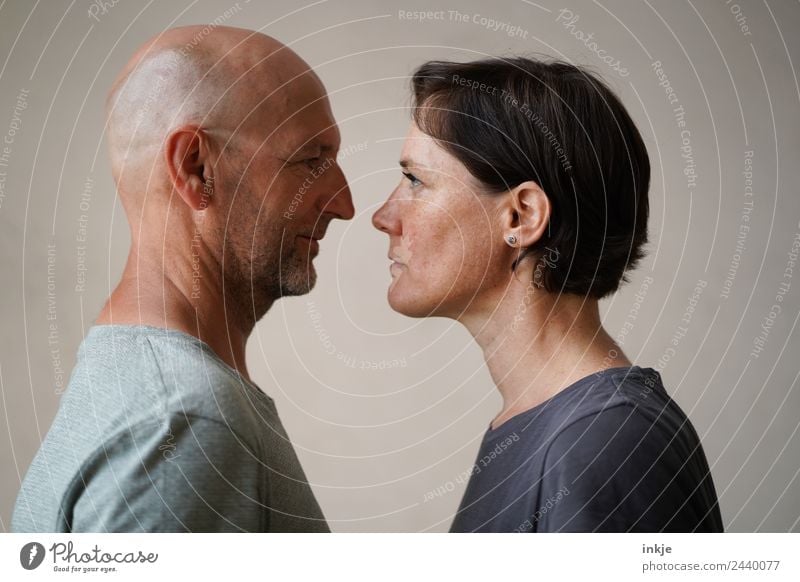 Mann und Frau stehen sich gegenüber Lifestyle Erwachsene Leben Gesicht 2 Mensch 30-45 Jahre 45-60 Jahre Blick authentisch Zusammensein Gefühle Stimmung